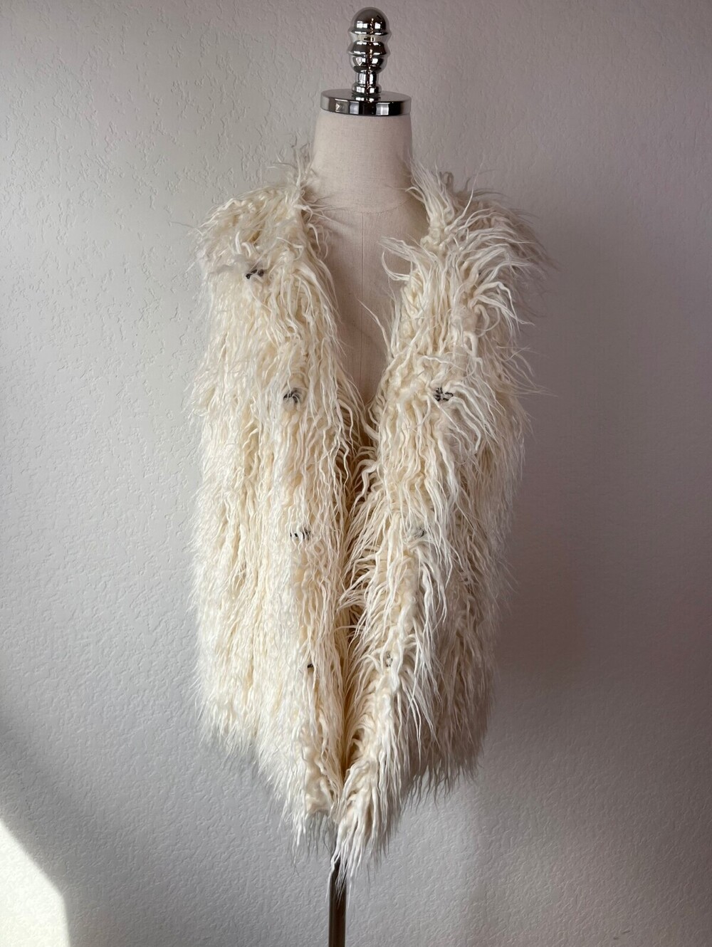 NWT Vintage Y2K Cream Shaggy Faux Fur Vest size Medium